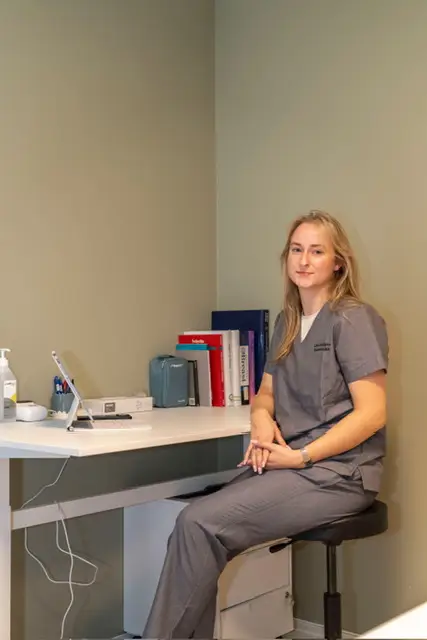 Line Reitsma er vår administrasjons medarbeider og utdanner seg som sykepleier med estetiske prosedyrer som fagfelt.